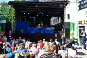 Open-Air-Bühne mit Kinderprogramm: Ein Schiff fährt über ein blaues Meer