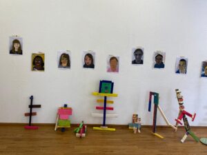 Portraits und Objekte aus einem Kinderkunstkurs